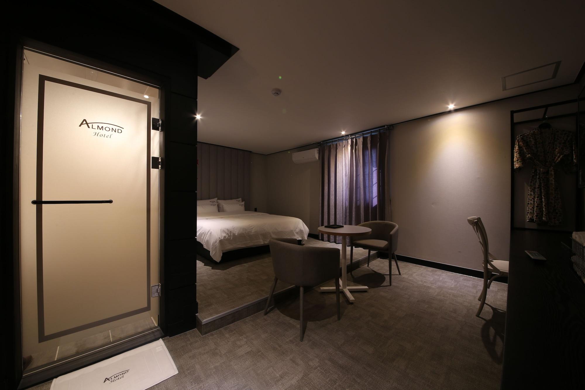 Almond Hotel Gupo Station Пусан Екстер'єр фото