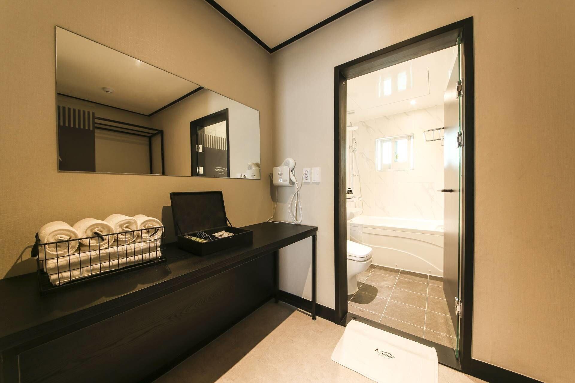 Almond Hotel Gupo Station Пусан Екстер'єр фото