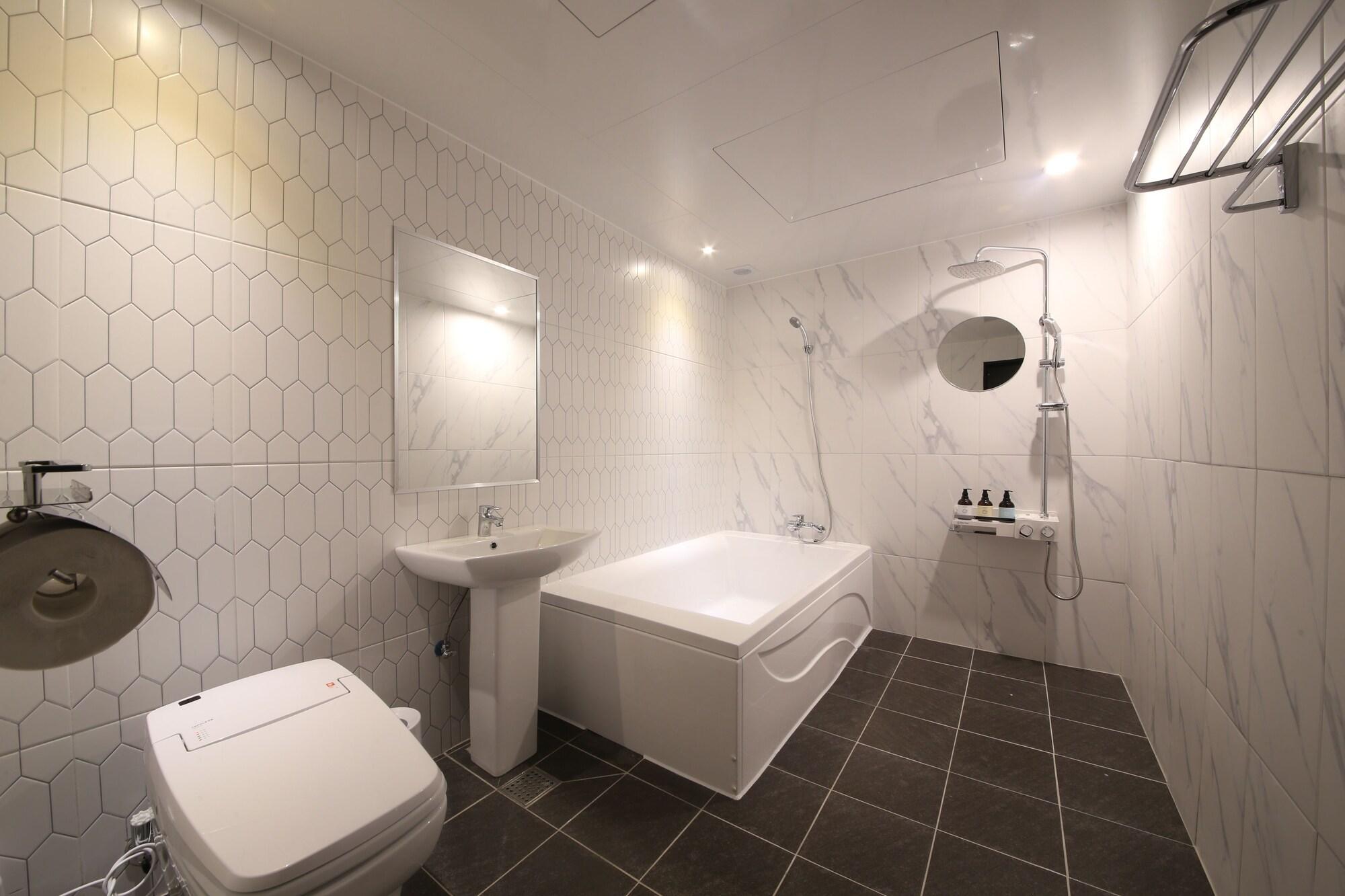 Almond Hotel Gupo Station Пусан Екстер'єр фото
