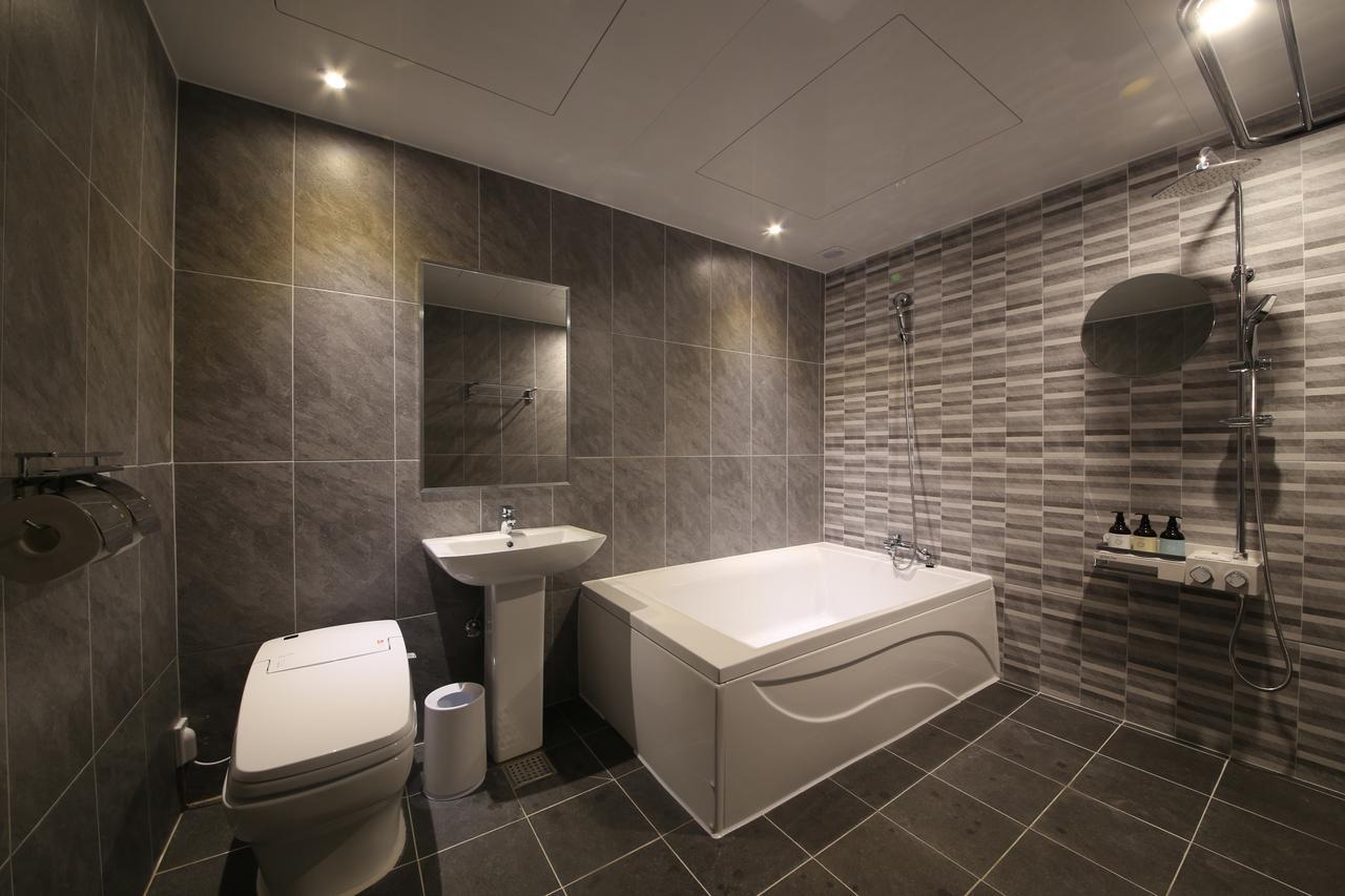 Almond Hotel Gupo Station Пусан Екстер'єр фото