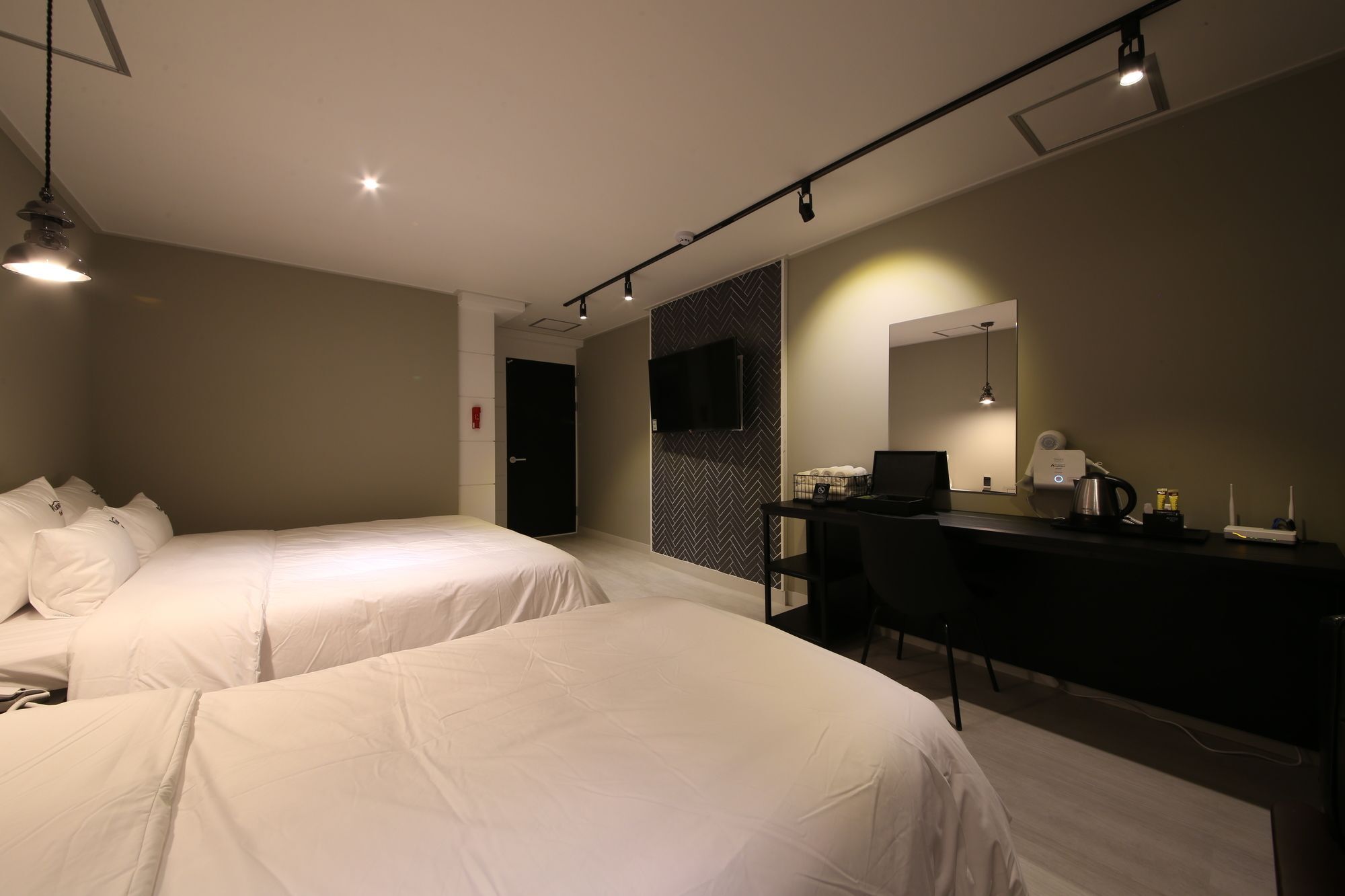 Almond Hotel Gupo Station Пусан Екстер'єр фото
