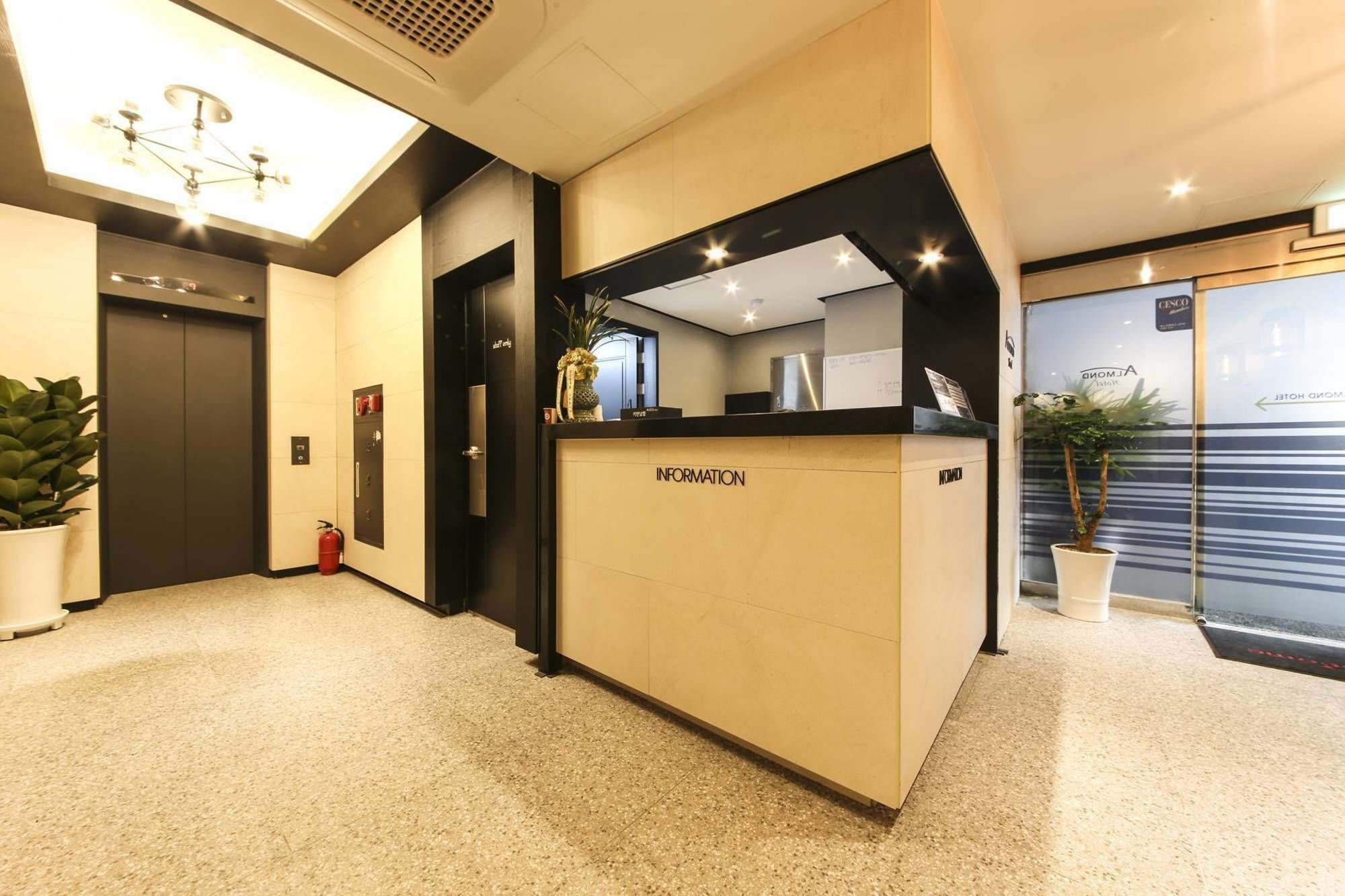 Almond Hotel Gupo Station Пусан Екстер'єр фото