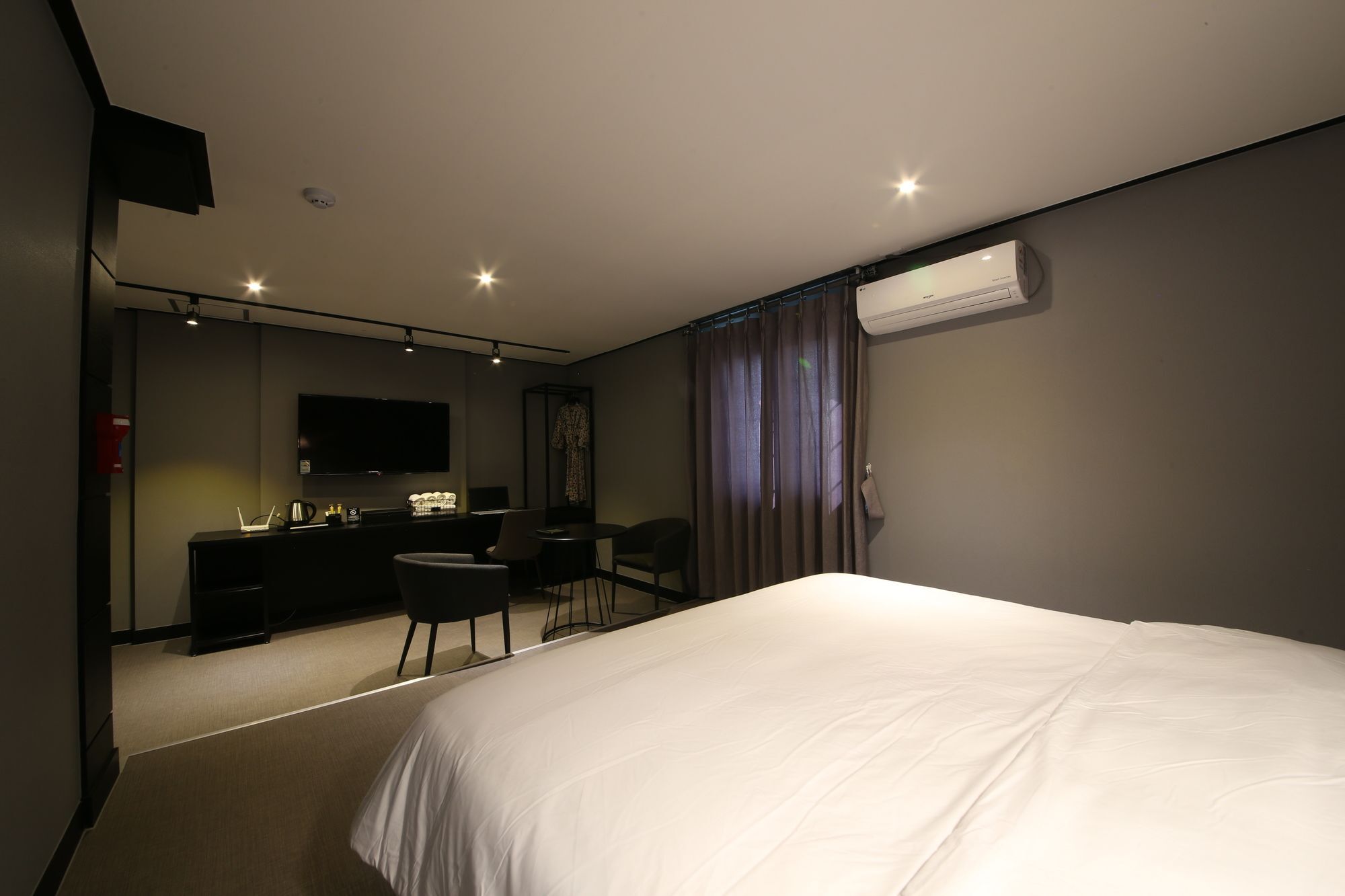 Almond Hotel Gupo Station Пусан Екстер'єр фото